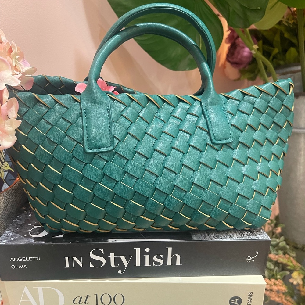 Small tote stile bag, very popular in trend